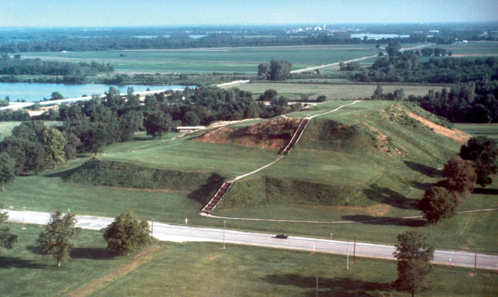 Keajaiban Sejarah di Cahokia Mounds Collinsville di Illinoi